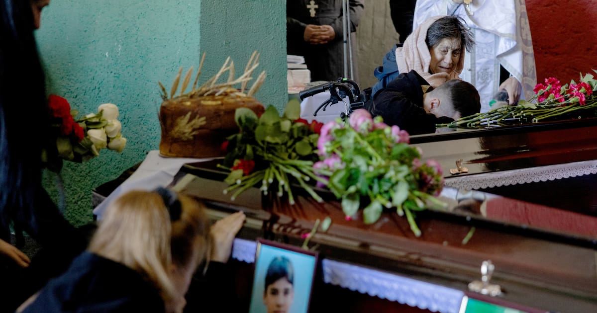 à Kyiv, le douloureux deuil des adolescents – Libération