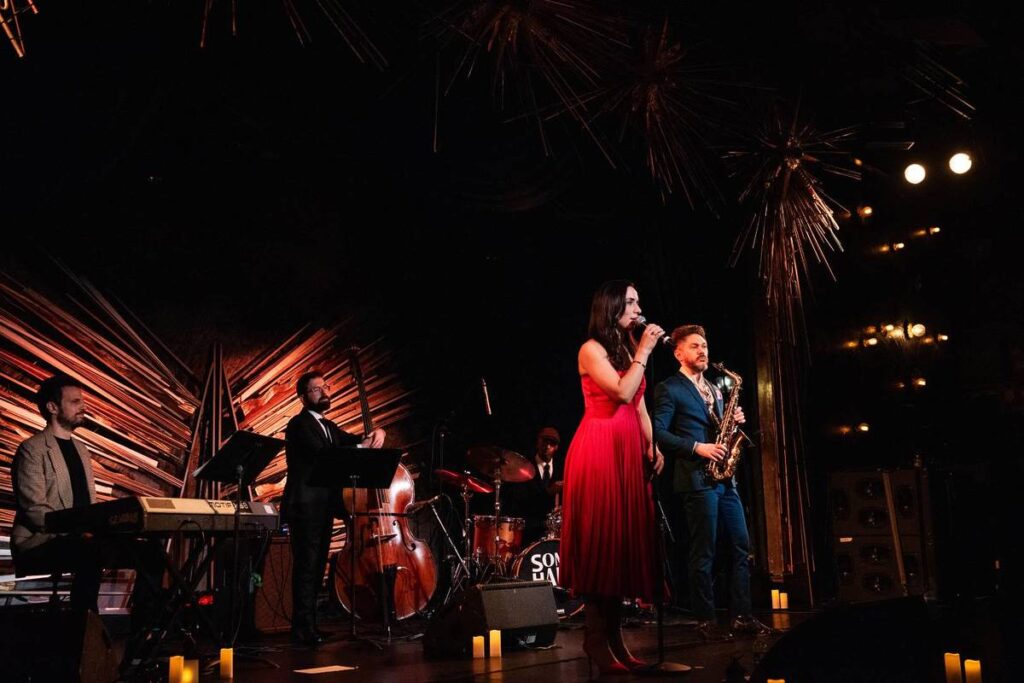 Photo d'un groupe de musiciens en plein concert The Jazz Room