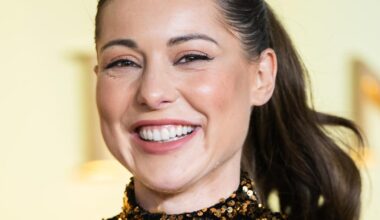en bikini, Louise Thompson assume sa poche de stomie sur le ventre