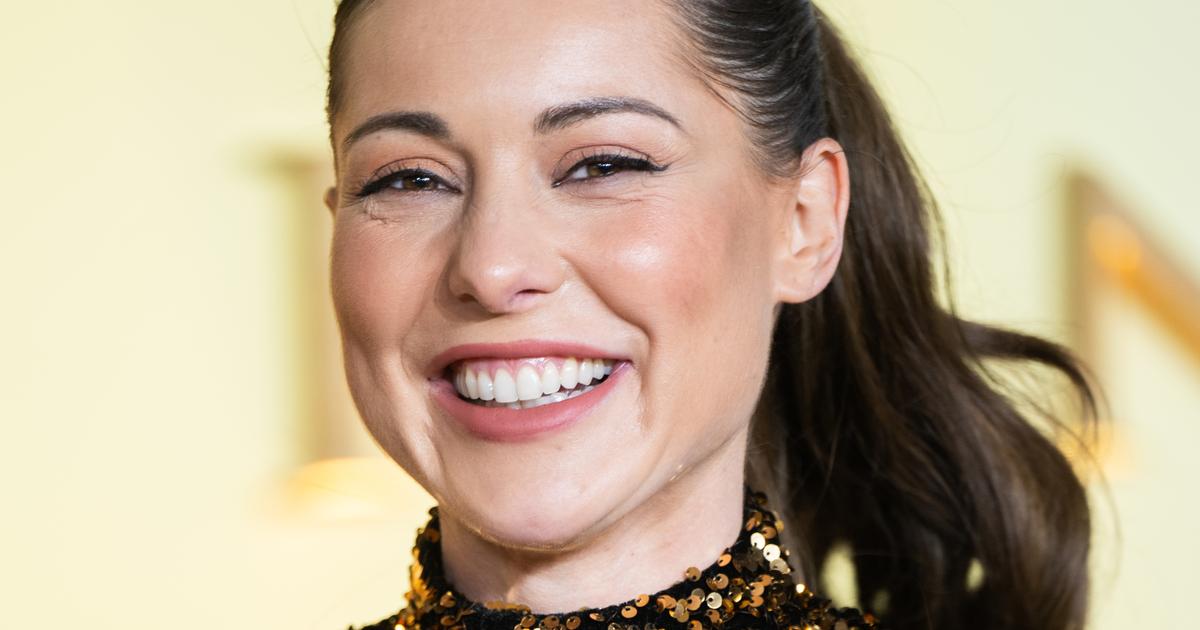 en bikini, Louise Thompson assume sa poche de stomie sur le ventre
