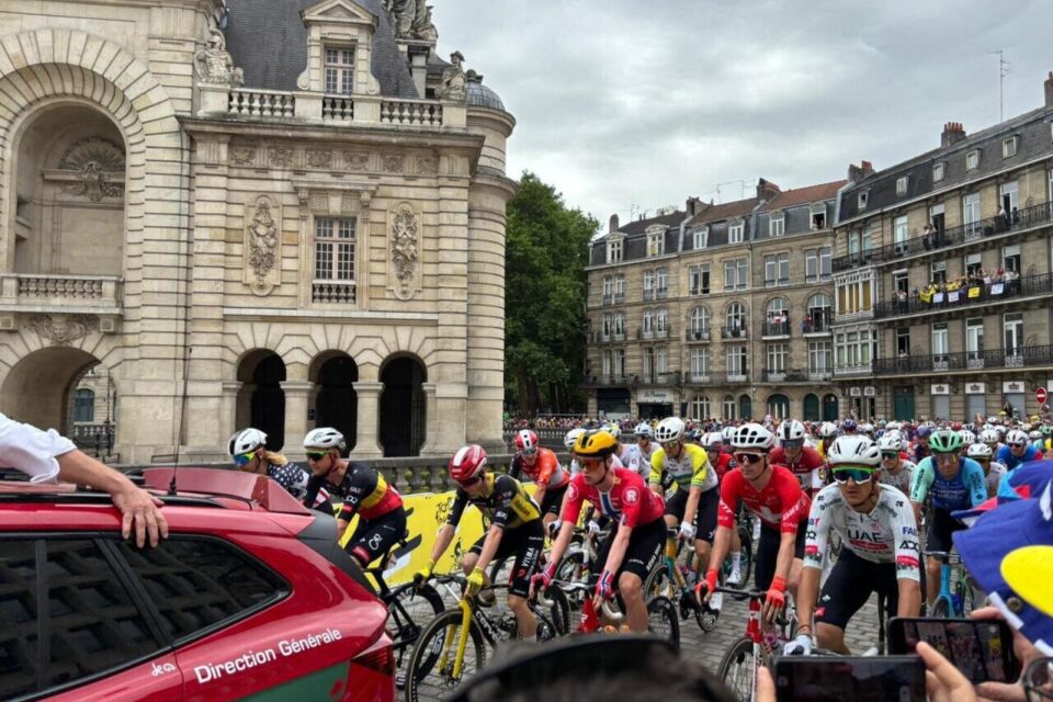 Ca y est ! Le départ fictif des coureurs du Tour de France a eu lieu porte de Paris.