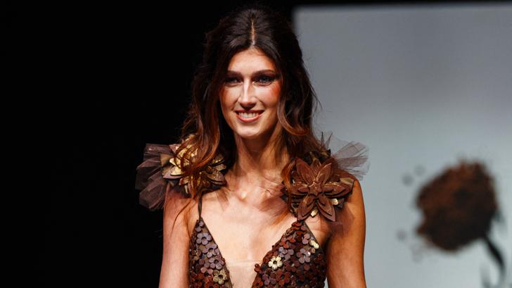 L’ex-miss Limousin Sophie Vouzelaud reçoit la visite d’un retraité, arnaqué en ligne et qui pensait l’épouser (Photo de Sophie Vouzelaud prise lors du salon du chocolat en 2023 à Paris) 