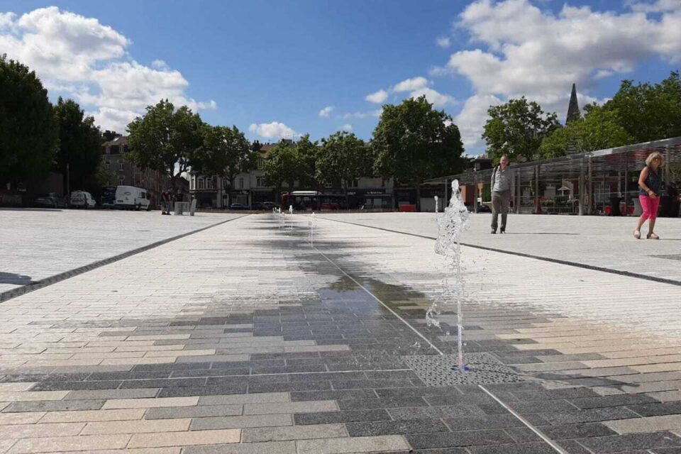 La nouvelle place du marché de La Madeleine (Nord) a son chemin d'eau, sur le parvis de l'école Rostand.
