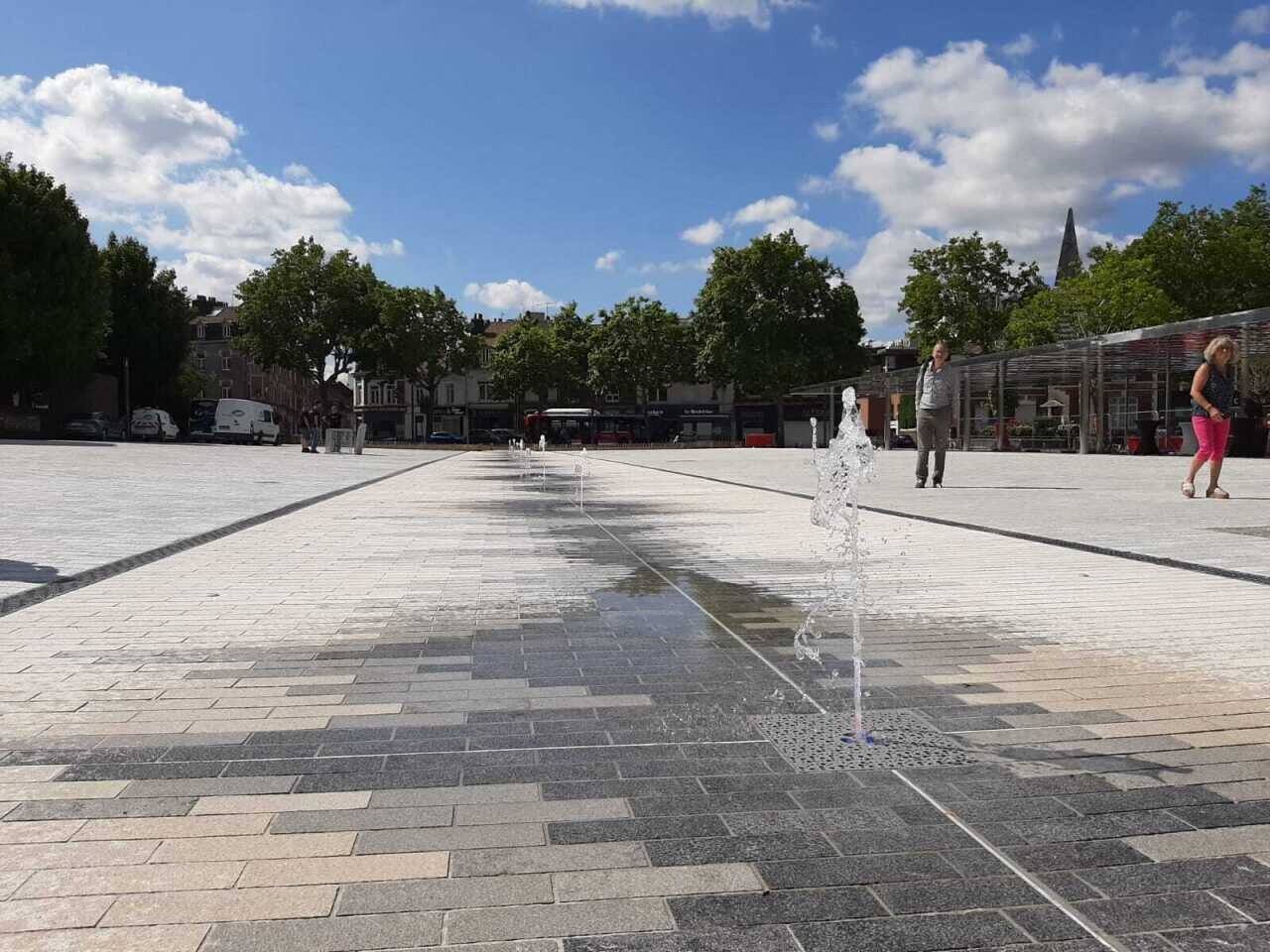 La Madeleine. La nouvelle place du marché se dévoile, avec son chemin d'eau et sa hall aux miroirs