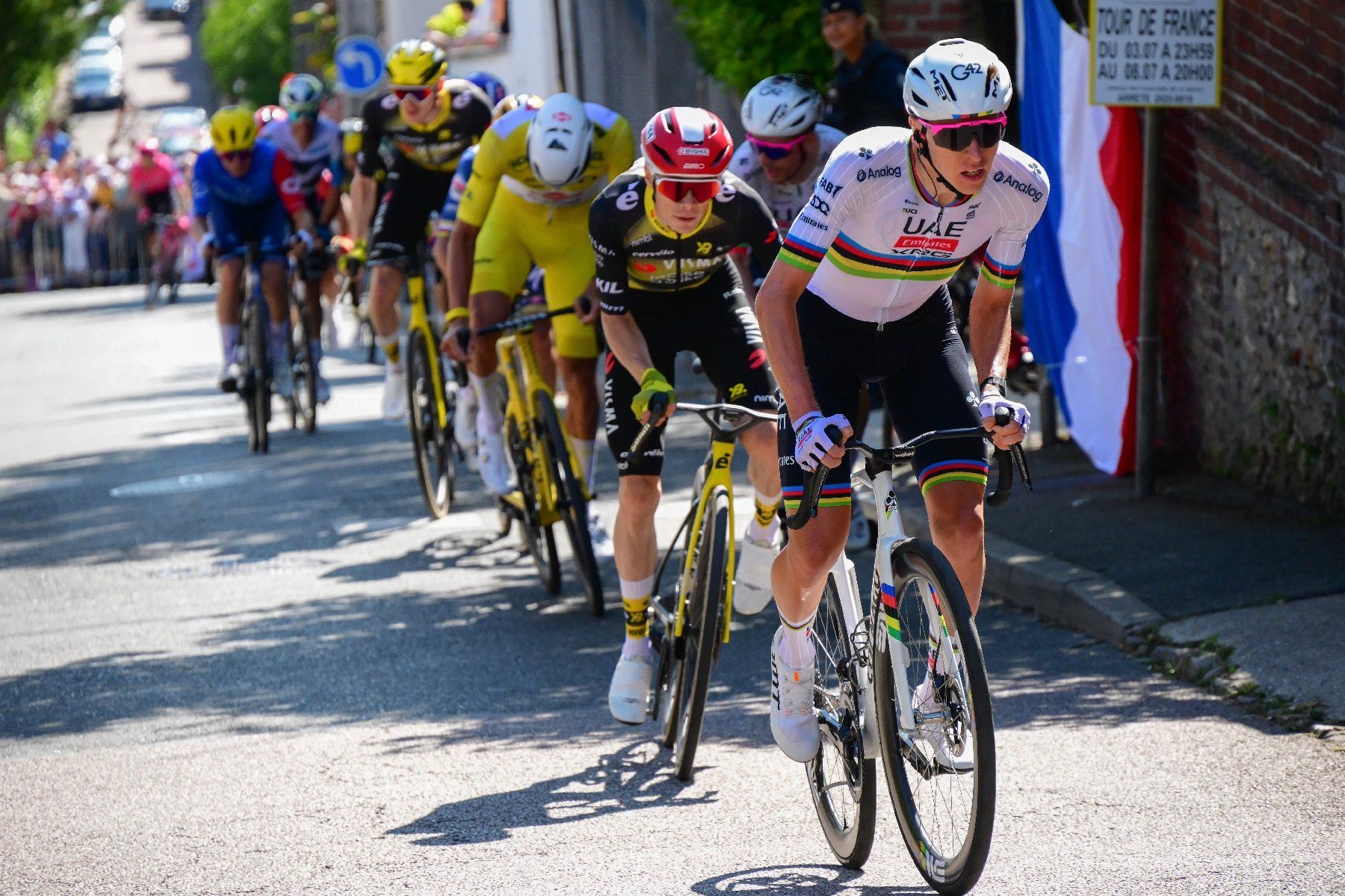 Tadej Pogacar, Jonas Vingegaard et en arrière-plan le maillot jaune Mathieu van der Poel ou encore Mateo Jorgenson et Romain Gregoire, tout au fond, à l'approche de l'arrivée de la 4e étape du Tour de France, le 8 juillet 2025 près de Rouen