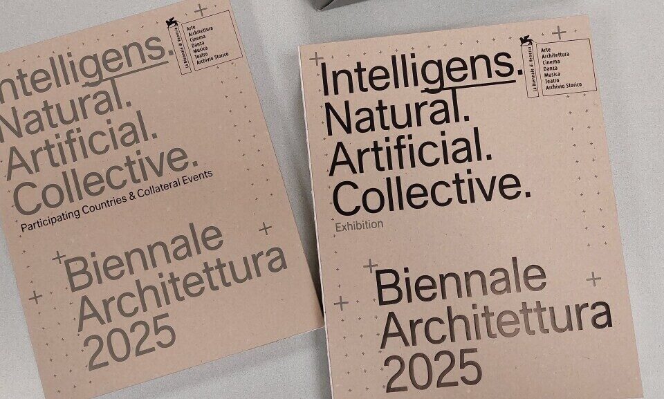 Les livres souvenir de l'édition 2025 de l'Exposition internationale d'architecture de Venise.