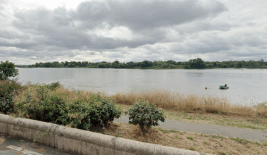 naufrage d’une barge sur la Loire, des barrages flottants installés