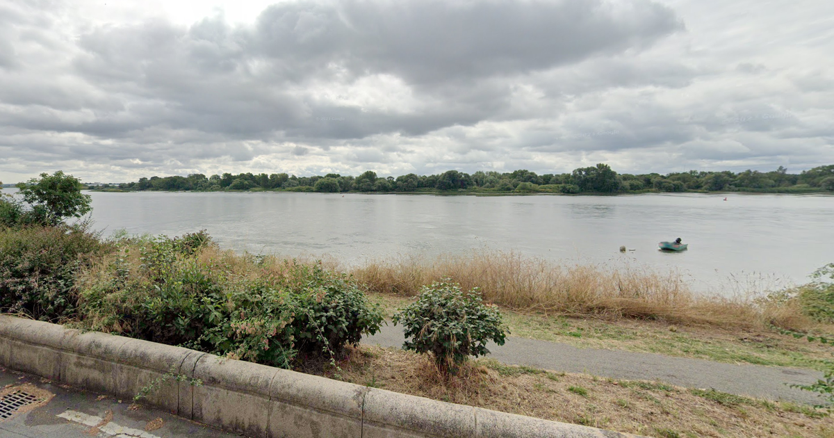 naufrage d’une barge sur la Loire, des barrages flottants installés