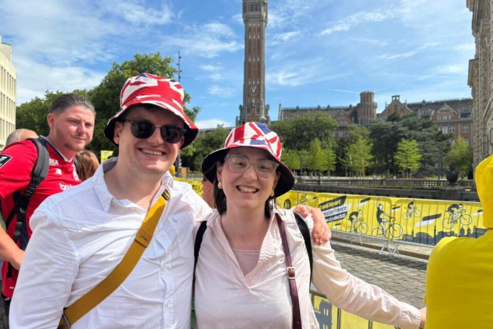 Harry et Madeleine sont venus de Londres pour vivre l'événement à Lille. C'est leur 2e fois sur le Tour de France. En 2024, ils étaient dans le Jura.
