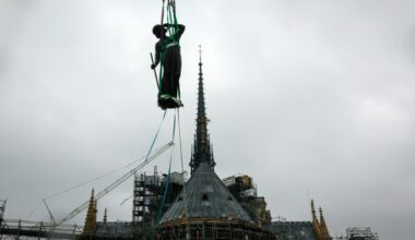 Une grue soulève une statue de Saint-Thomas pour la placer sur la flèche de Notre-Dame de Paris, le 24 juillet 2025 (GEOFFROY VAN DER HASSELT)