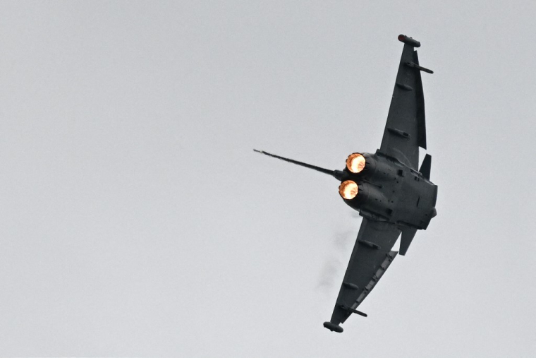 Un chasseur Eurofighter dans le ciel de Schoenefeld, en 2024 (illustration) ( AFP / RALF HIRSCHBERGER )