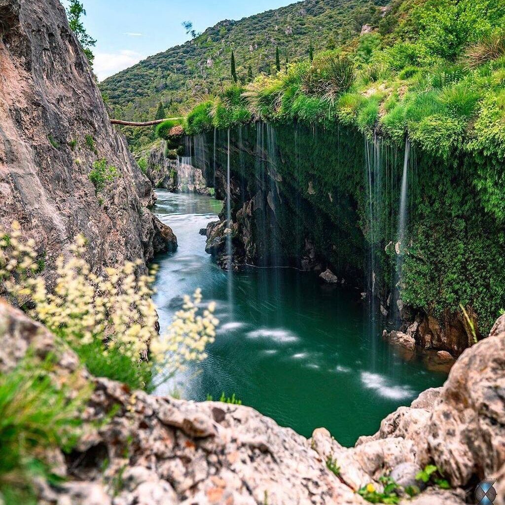 la bouée-pneu chavire dans le fleuve Hérault à la cascade parapluie, un mort