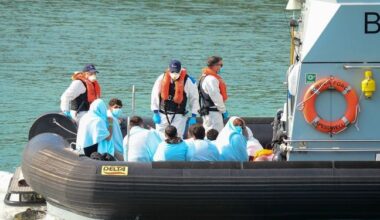 Des policiers français crèvent un bateau pneumatique, le Royaume-Uni les félicite