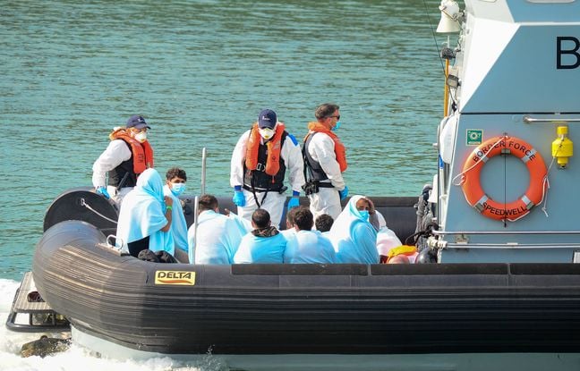 Des policiers français crèvent un bateau pneumatique, le Royaume-Uni les félicite