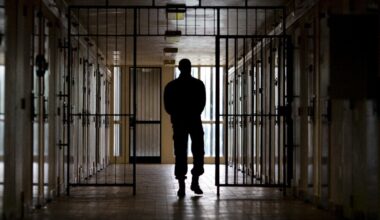 deux personnes en détention provisoire