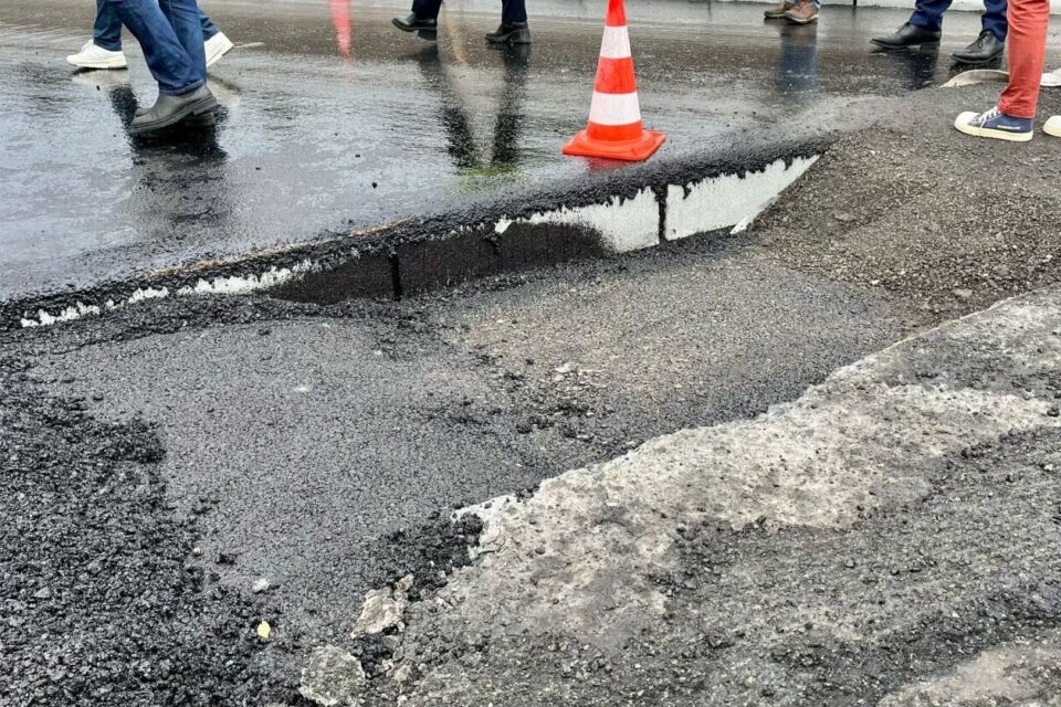 La chaussée de l'A1 est renforcée, pendant ces gros travaux. Parfois, il faut creuser jusqu'à une vingtaine de centimètres pour solidifier les portions.