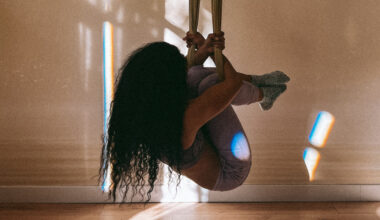 le yoga aérien pour déstresser et soulager le mal de dos