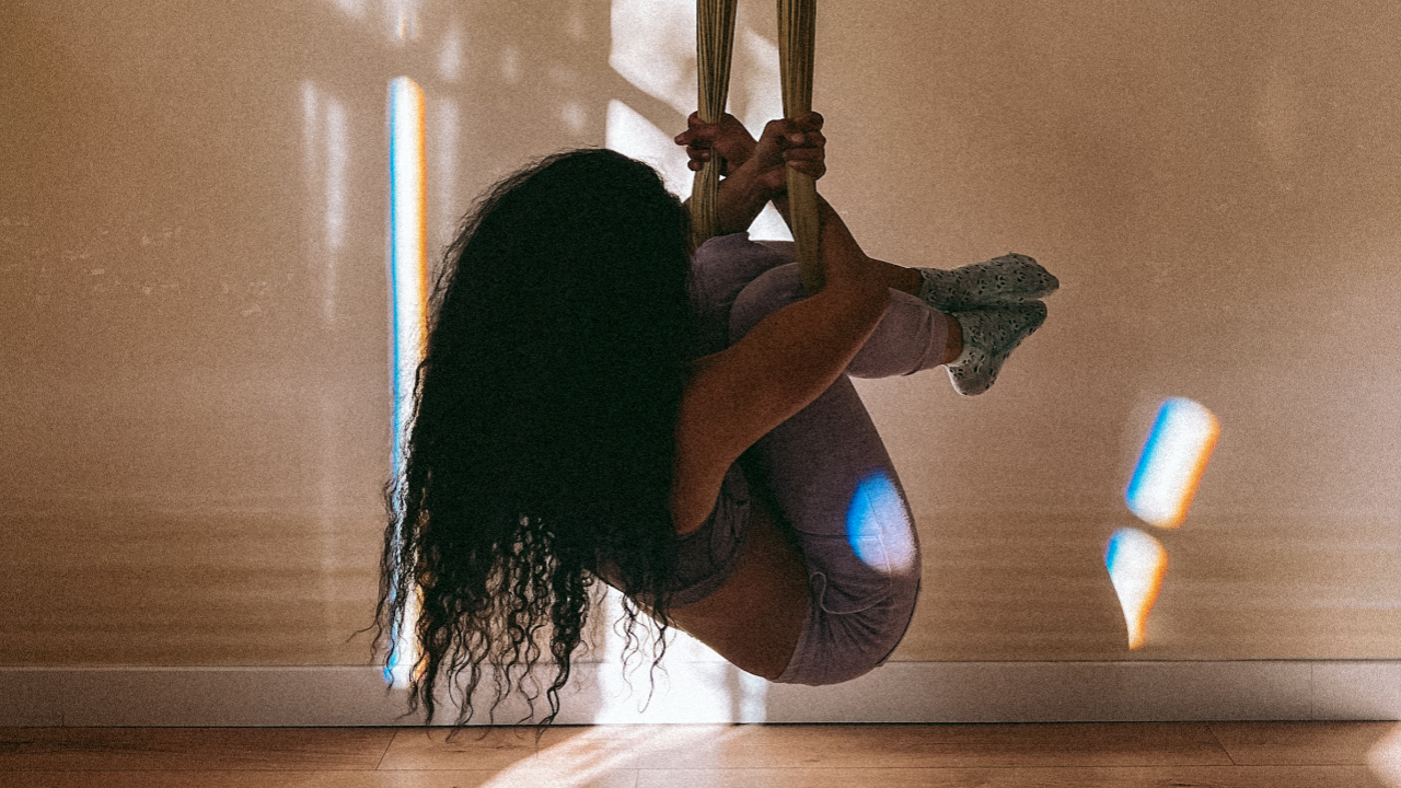 le yoga aérien pour déstresser et soulager le mal de dos