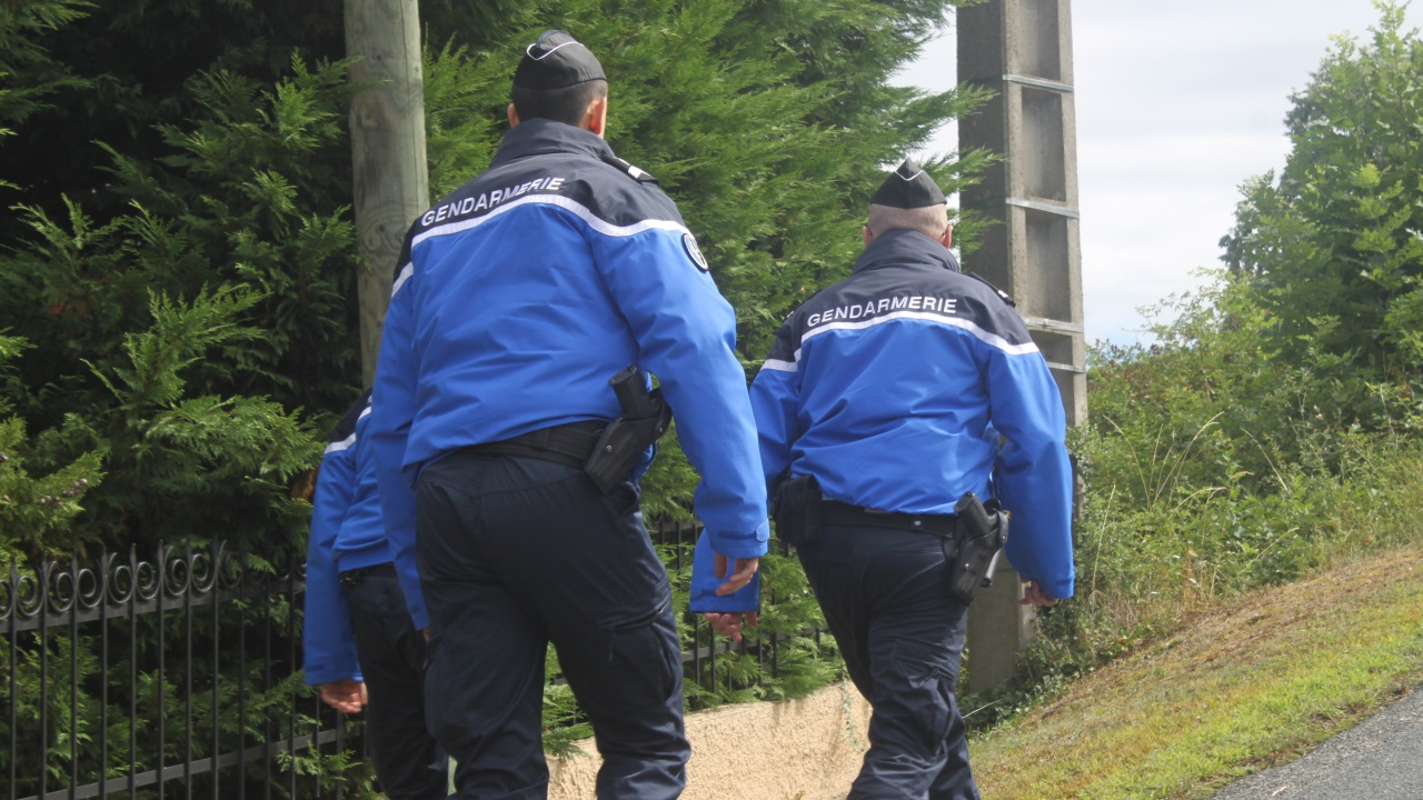 il tirait au pistolet dans son jardin, ses voisins préviennent les gendarmes