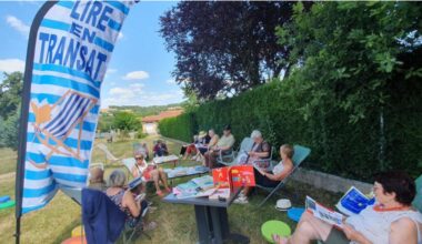 les bibliothèques s’installent de nouveau dans les parcs et les jardins cet été pour l’opération Lire en transat
