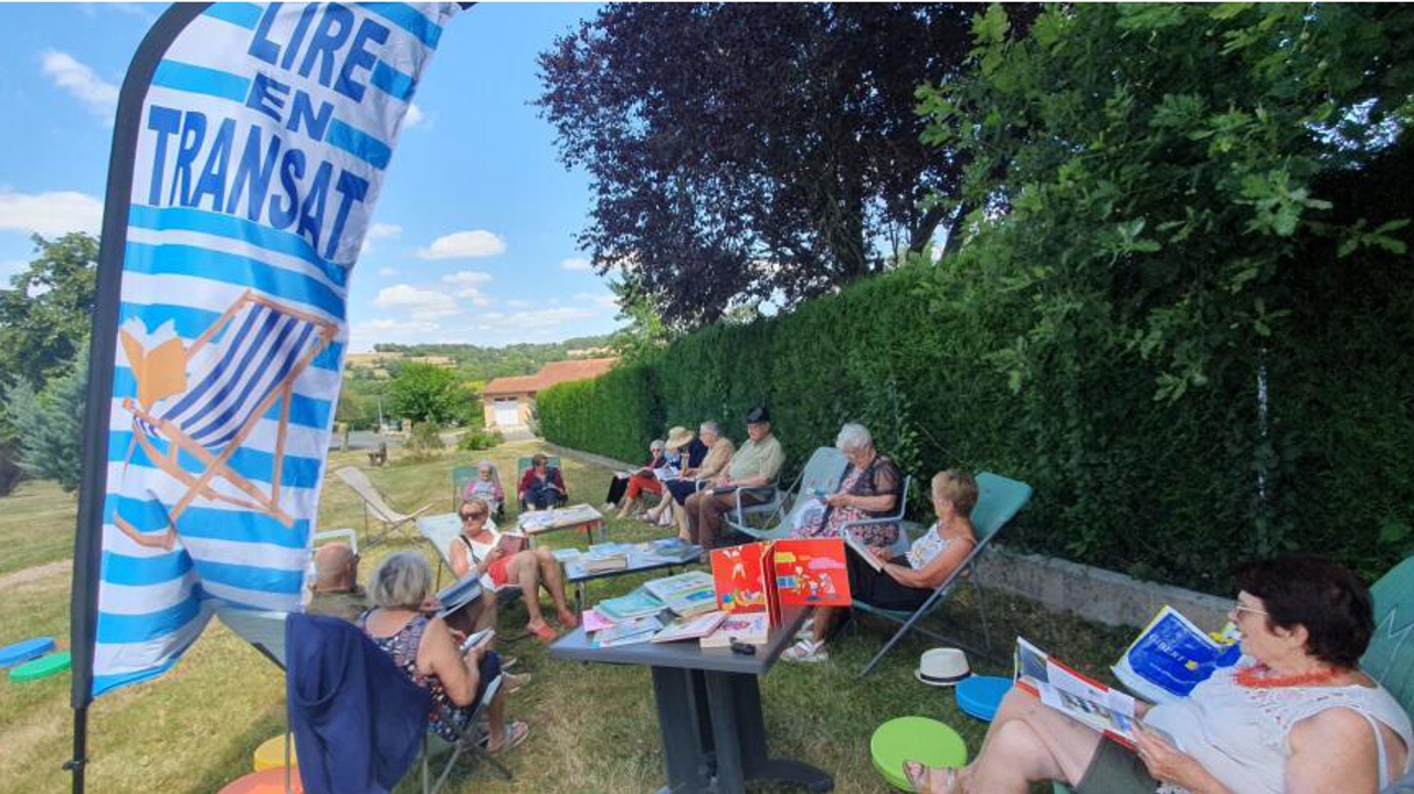 les bibliothèques s’installent de nouveau dans les parcs et les jardins cet été pour l’opération Lire en transat