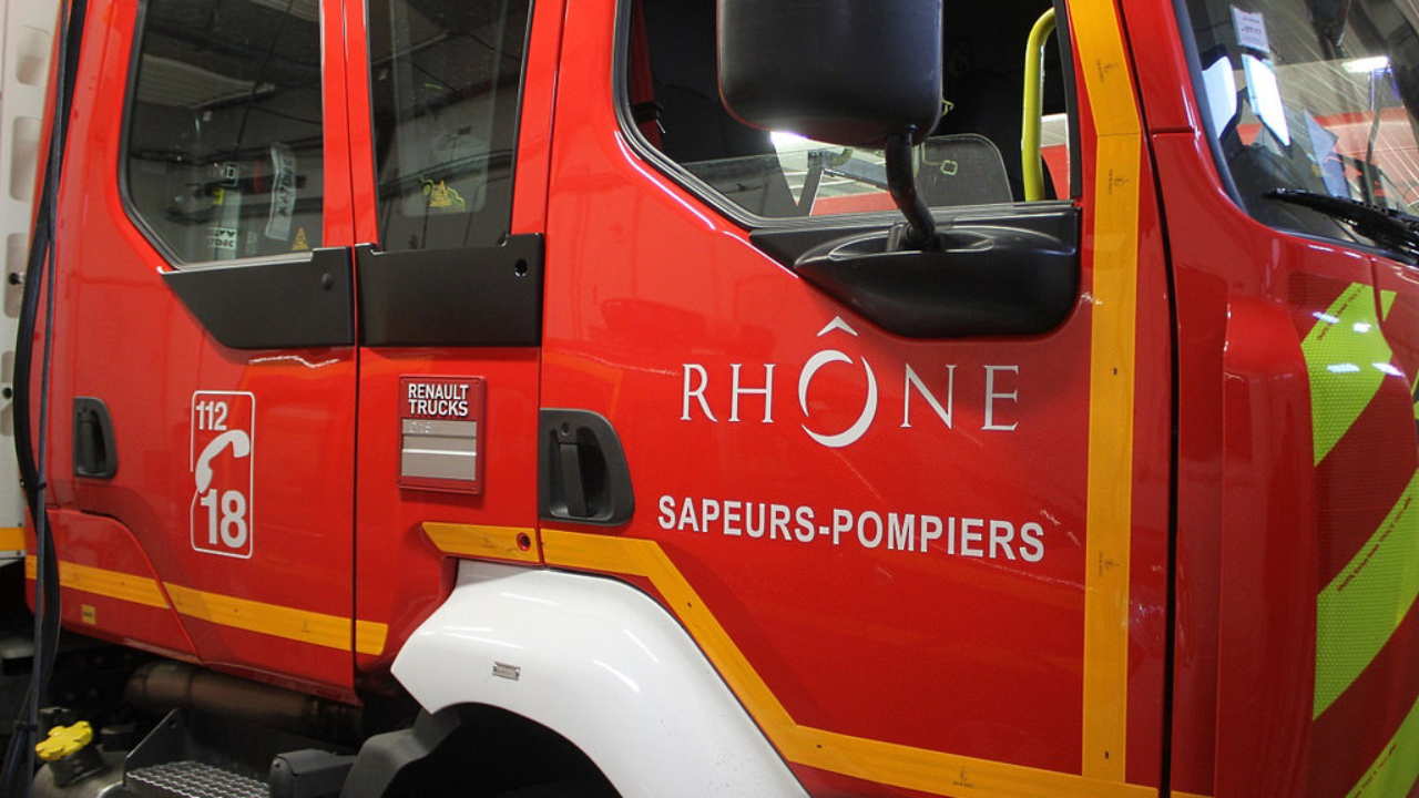 le conducteur prend la fuite et abandonne son passager 