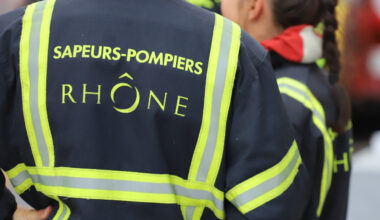 un homme mord un pompier qui lui vient en aide