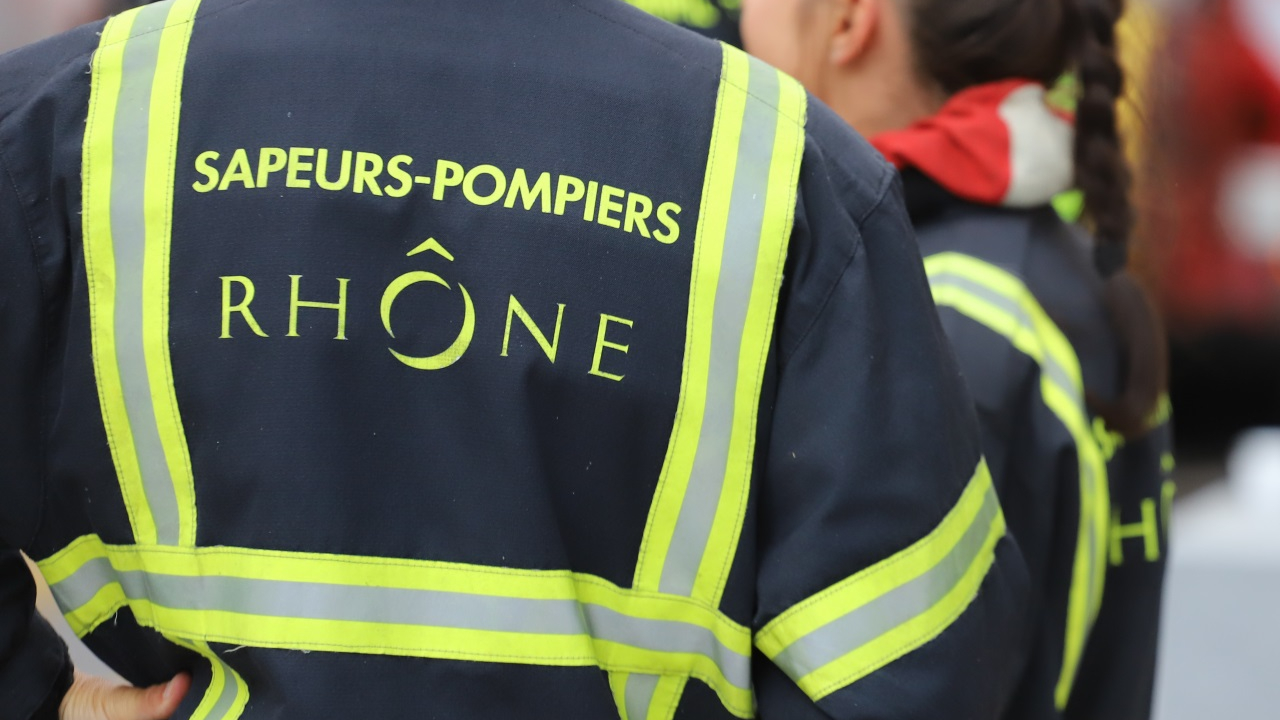 un homme mord un pompier qui lui vient en aide