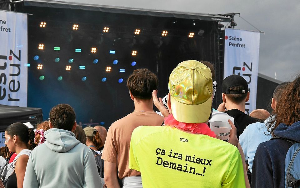 Des spectateurs ont choisi des tee-shirts humoristiques pour le Festidreuz.