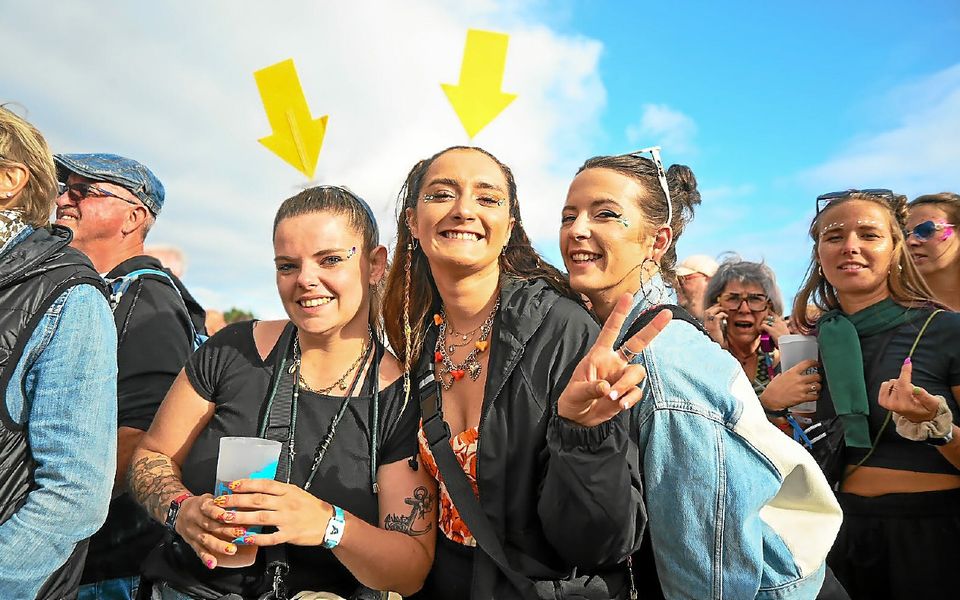 Pour ne pas se perdre, ces copines ont décidé d’opter pour un accessoire amusant.