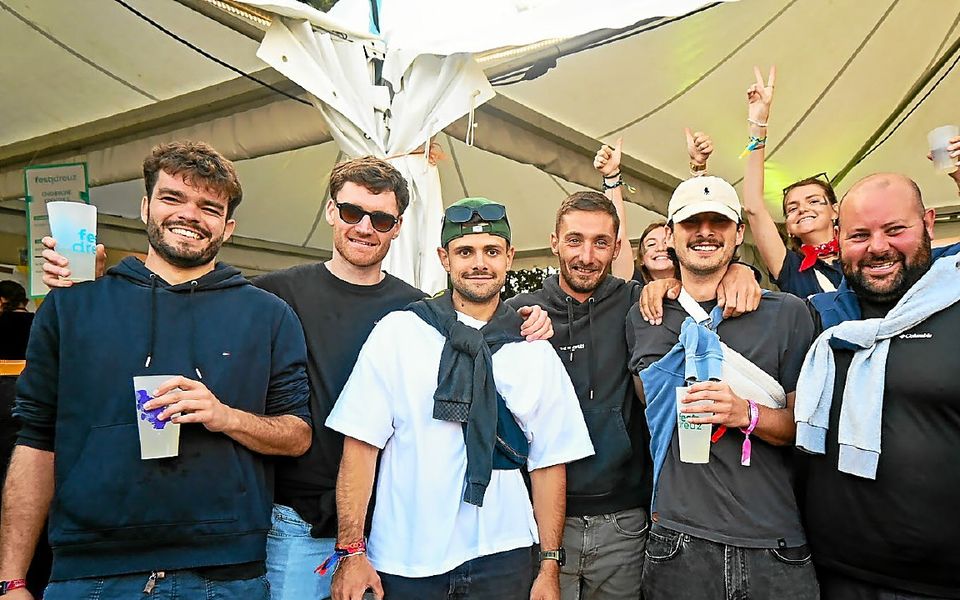 Maël, finaliste de Koh Lanta 2025, était présent au Festidreuz avec ses proches.