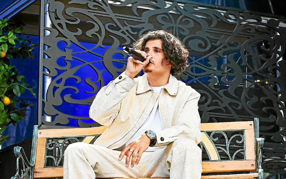 Le chanteur Carbonne, originaire de Montpellier, a fait le show ce dimanche 6 juillet au Festidreuz de Fouesnant