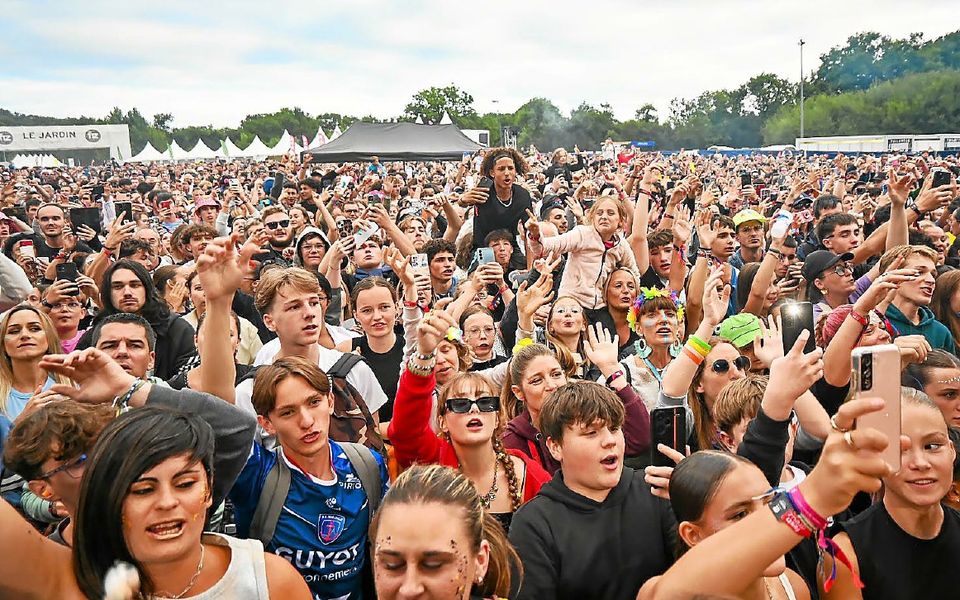 Un public jeune est venu écouter Carbone au Festidreuz de Fouesnant ce dimanche 6 juillet