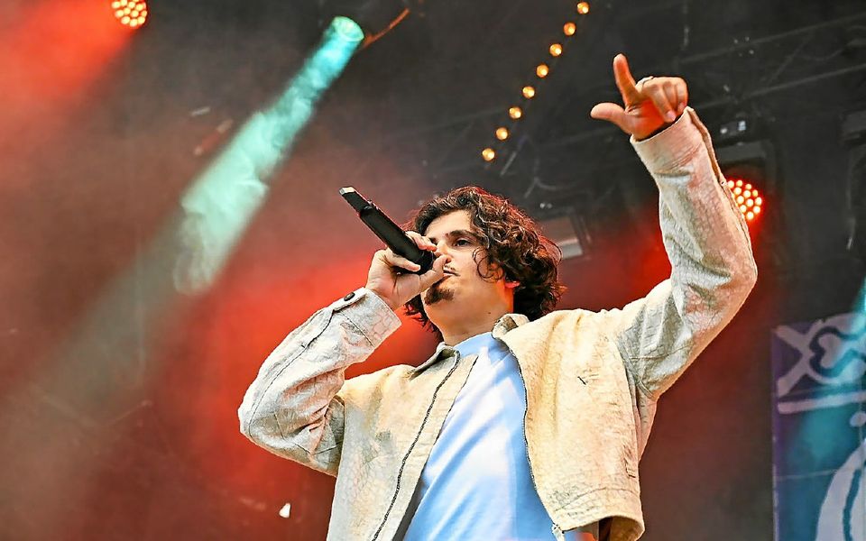 Le chanteur Carbonne a interprété sur la scène du Festidreuz son tube « Imagine », pour la plus grande joie du public.