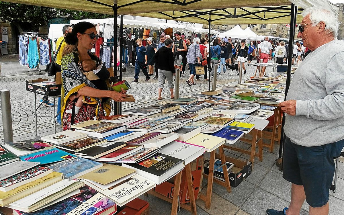Marché de bouquinistes ce vendredi au pied de la cathédrale de Saint-Pol-de-Léon