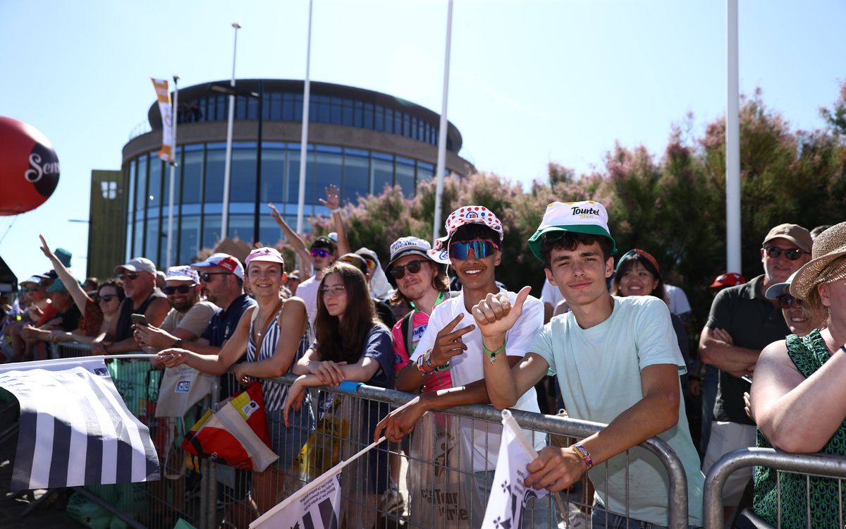 DIRECT - Tour de France en Bretagne : top départ de la 7e étape, une foule en délire le long des routes bretonnes