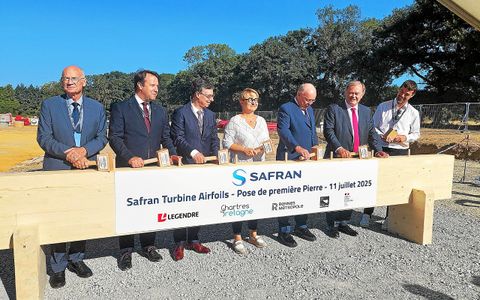Les élus, représentants de Safran et du constructeur rennais Legendre, réunis lors de la cérémonie de pose de la première pierre, vendredi 11 juillet.