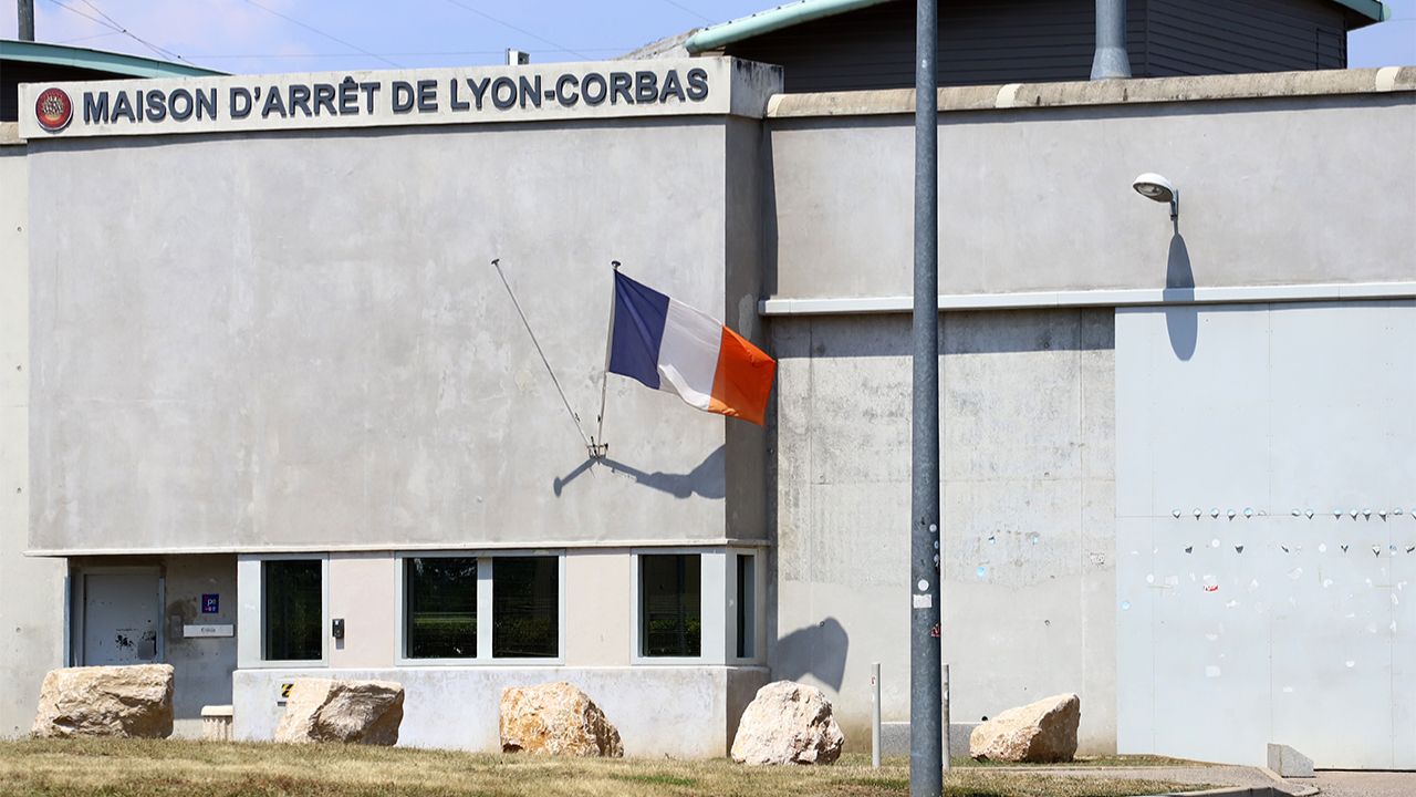 un détenu disparaît en se cachant dans un sac