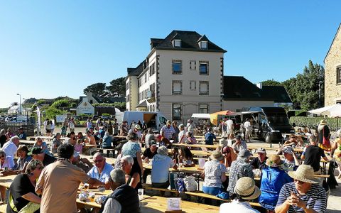 Chaque vendredi jusqu’au 22 août, Primel Animations propose un marché nocturne à Primel-Trégastel.