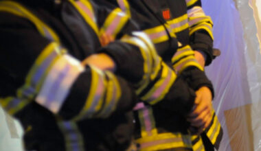 il provoque un accident de la route puis mord les pompiers qui lui viennent en aide