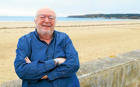 Bernard Mabille passe le mois de juillet à Caroual, à Erquy, où l’humoriste a acheté un appartement, il y a quelques années.