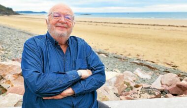 « J’aime bien taquiner » : l’humoriste Bernard Mabille prend ses quartiers d’été à Erquy avant son spectacle à Plédéliac
