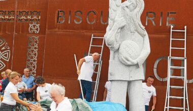 Près de Guingamp, une statue de 18 tonnes honore le saint patron des boulangers