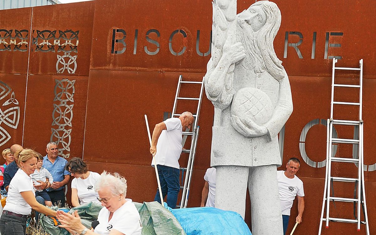 Près de Guingamp, une statue de 18 tonnes honore le saint patron des boulangers
