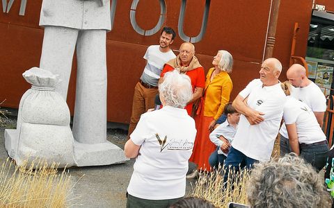 Le sculpteur Kito et la famille sont admiratifs devant l'oeuvre.