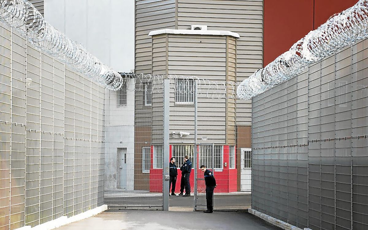 Évasion dans le sac d’un codétenu près de Lyon : l’évadé et son complice mis en examen et écroués