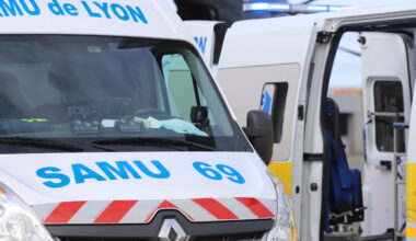 l'automobiliste veut laisser passer le Samu, panique, fait une mauvaise manoeuvre et finit sur le toit
