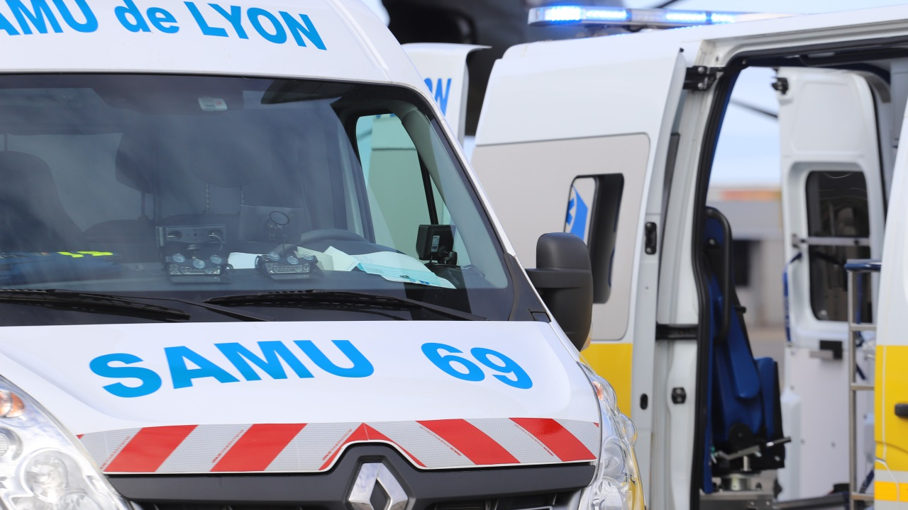 l'automobiliste veut laisser passer le Samu, panique, fait une mauvaise manoeuvre et finit sur le toit