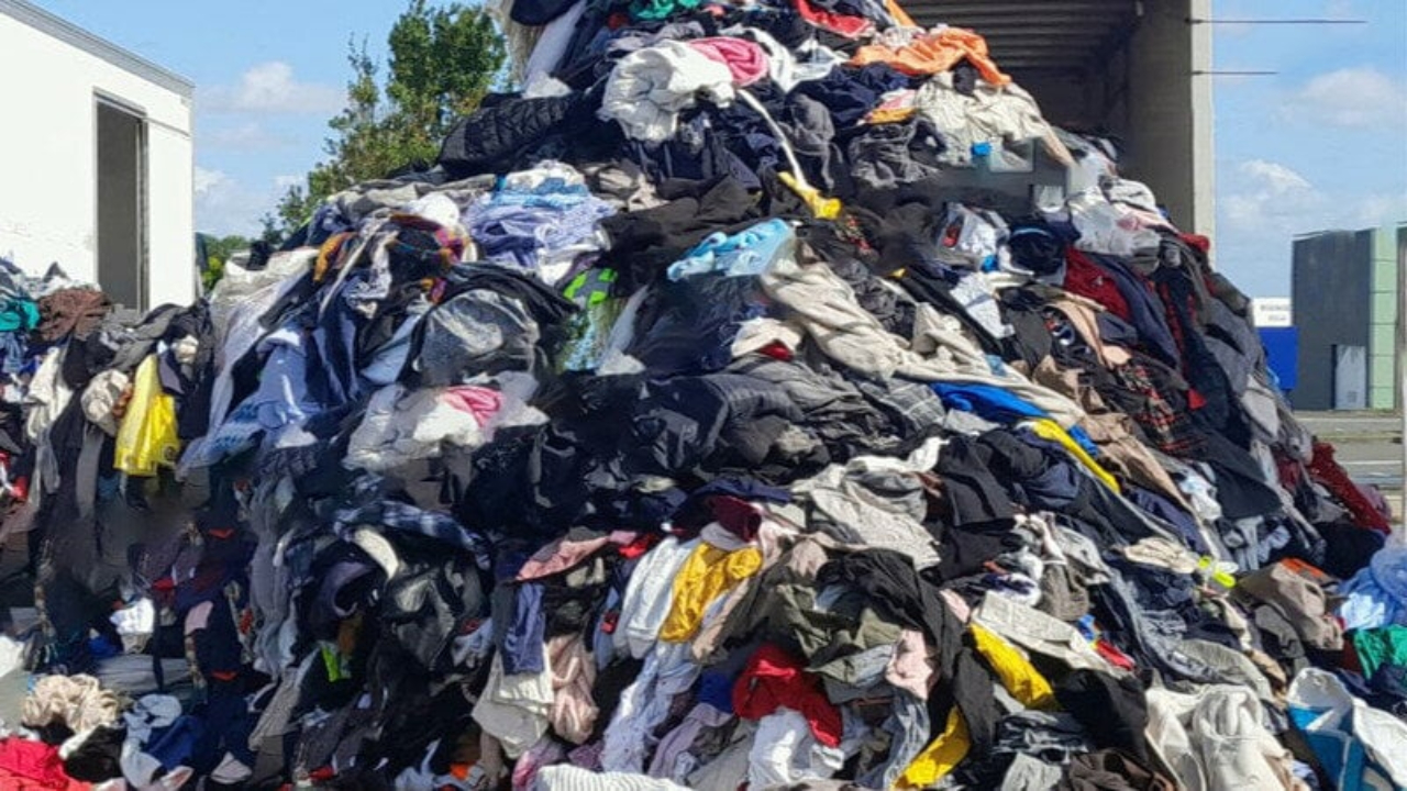 Le Relais déverse plus d’une tonne de vêtements dans une zone commerciale pour protester contre le traitement des habits en fin de vie