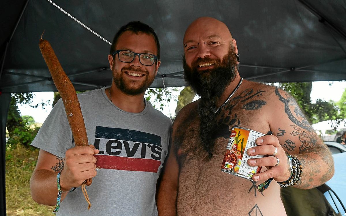 « Ça pue, c’est sec et craquant… Mais c’est super bon ! » : cauchemar en cuisine au camping des Vieilles Charrues [Vidéo]